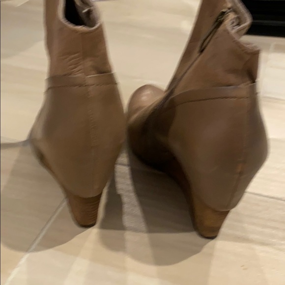 Vince Camuto woman’s leather booties - Picture 3 of 3